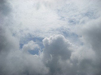 雲モクモク