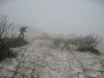 雪田の急斜面