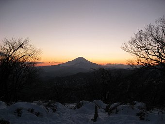 美しいシルエットの富士山