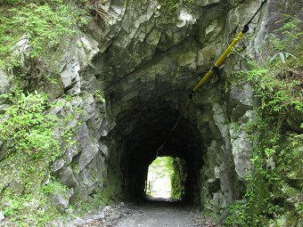 素掘りの隧道