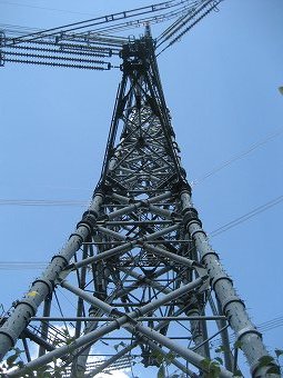 巨大な送電鉄塔