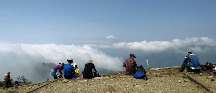 塔ノ岳から見る雲海と富士山
