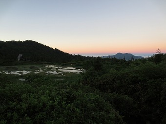 夜明け前の高谷池