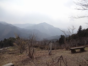 霞む武甲山