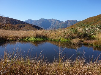 池塘と谷川岳
