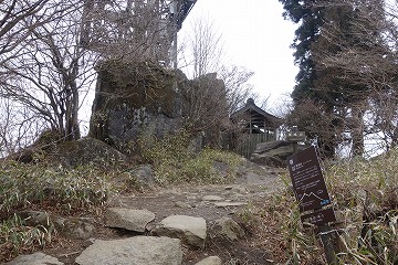 屏風岩と安座常神社